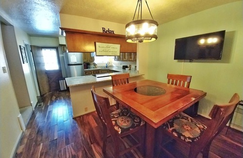 Red River Casa | Valley Condo 117 - Creekside - Wi-Fi - Hot Tub - Fireplace - Washer/Dryer - Pla