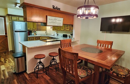 Red River Casa | Valley Condo 117 - Creekside - Wi-Fi - Hot Tub - Fireplace - Washer/Dryer - Pla
