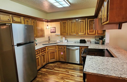 Red River Casa | Valley Condo 117 - Creekside - Wi-Fi - Hot Tub - Fireplace - Washer/Dryer - Pla