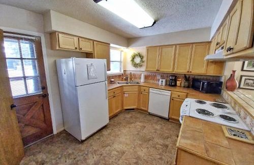 Red River Casa | Valley Condo 126 - Creekside - WiFi - Hot Tub - Fireplace - Washer - Dryer - Playground