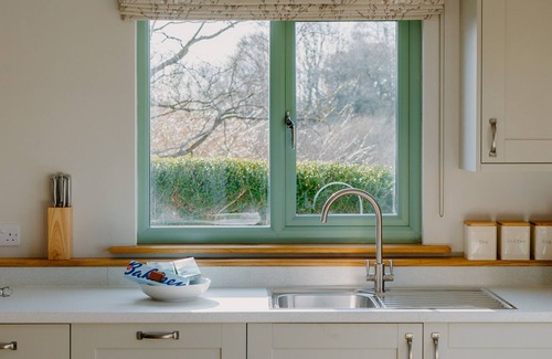 Georgeham Cabina | Valley Cottage Georgeham - Sleeps up to 4 - Dog Friendly Cottage