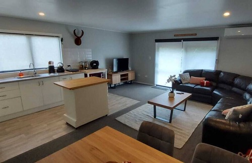 Waipawa Cabaña | Valley Cottage - Modern Cottage in a peaceful rural setting - close to town
