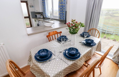 Penycwm Cabaña | VALLEY HIGH, pet friendly, country holiday cottage in Solva
