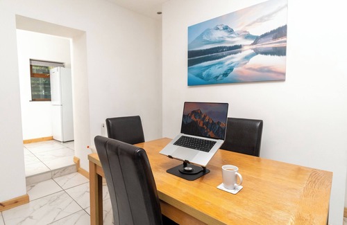 Landore Casa | Valley house - Located just 5 minutes from the city centre