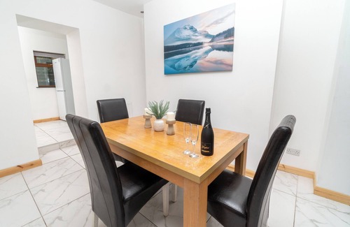 Landore Casa | Valley house - Located just 5 minutes from the city centre