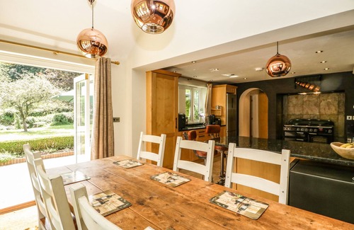 Devizes Casa | VALLEY HOUSE, pet friendly, luxury holiday cottage in Devizes