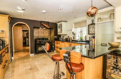 Devizes Casa | VALLEY HOUSE, pet friendly, luxury holiday cottage in Devizes