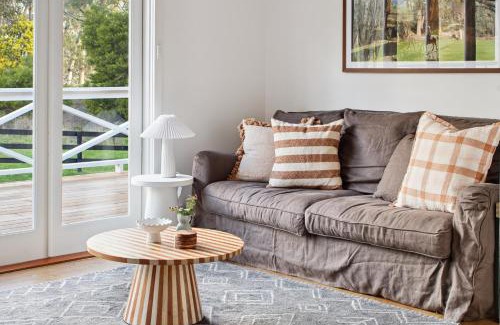 Merton Casa | Valley Park High Country Retreat - Farm Stay Feel, Tiny Home Vibes