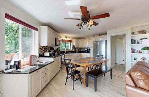 Waynesville Casa | Valley View Cottage