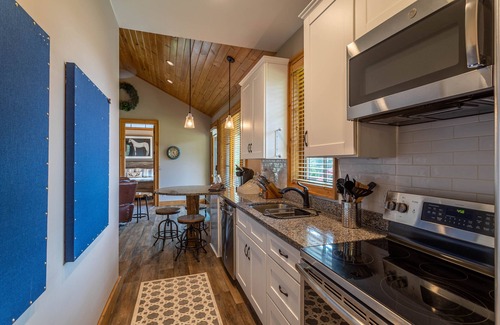 Elk Park Casa | Valley View - expanded deck, within a mile of Banner Elk, close to skiing, river