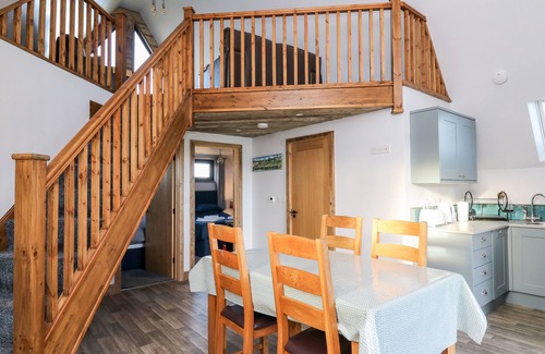 Llandysul Cabaña | VALLEY VIEW HIDEAWAY, pet friendly, with hot tub in Ffostrasol