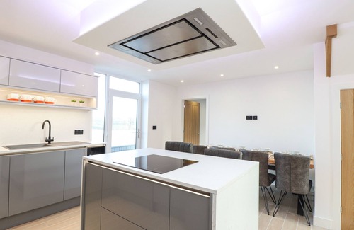 Mullion Cabaña | VALLEY VIEW, pet friendly, luxury holiday cottage in Mullion