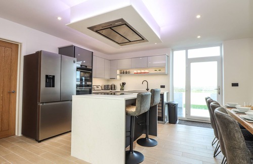 Mullion Cabaña | VALLEY VIEW, pet friendly, luxury holiday cottage in Mullion