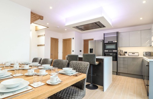 Mullion Cabaña | VALLEY VIEW, pet friendly, luxury holiday cottage in Mullion