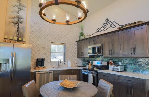 Timberline Casa | Valley View Resort Cabin #1, 1-Bed, Modern-Luxury with Hot Tub in Canaan Valley, WV
