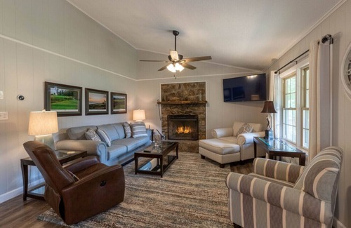 Canton Casa | Valley View - Swing into paradise with golf and majestic mountain views!