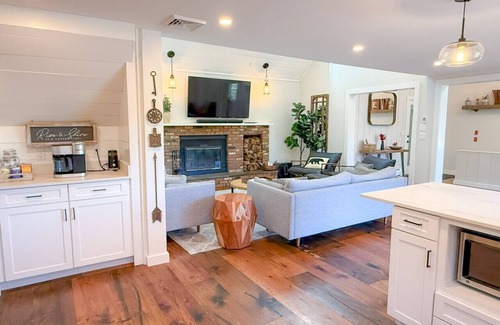 West Dover Apartamento | Valley View Villa - Modern Farmhouse W/ Hot Tub