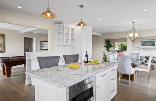 Northeast Carmel Casa | Recientemente remodelado 4/4 con sala de bonificación! Vistas espectaculares del valle! Pases de acuario disponibles