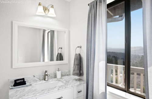 Northeast Carmel Casa | Recientemente remodelado 4/4 con sala de bonificación! Vistas espectaculares del valle! Pases de acuario disponibles