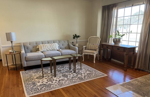 Valley Glen Casa | Valley Village Charmer that’s pet friendly w a huge back yard!!