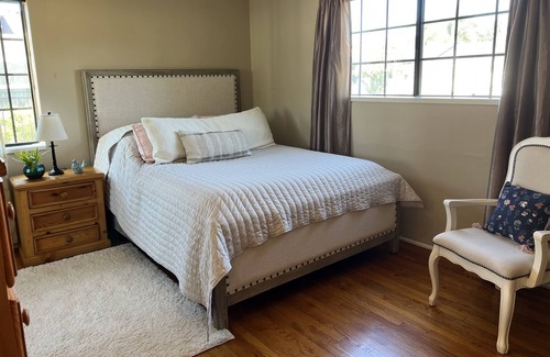 Valley Glen Casa | Valley Village Charmer that’s pet friendly w a huge back yard!!