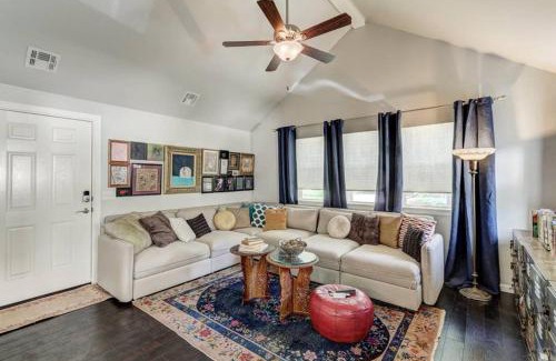 Central Oklahoma City Casa | Vals Eclectic Classen Cottage