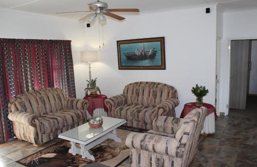 Oudtshoorn Casa | van Biljon Cottage No Loadshedding