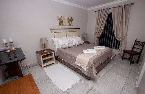 Betty's Bay Casa | Van Den Berg's Guesthouse