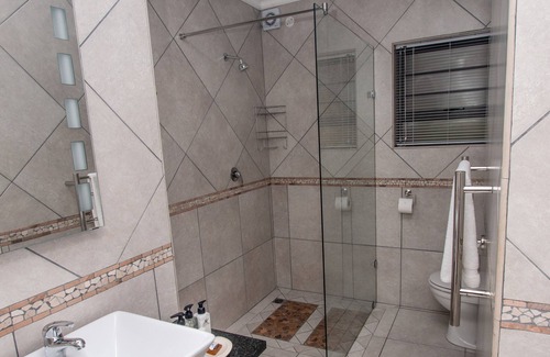 Betty's Bay Casa | Van Den Berg's Guesthouse