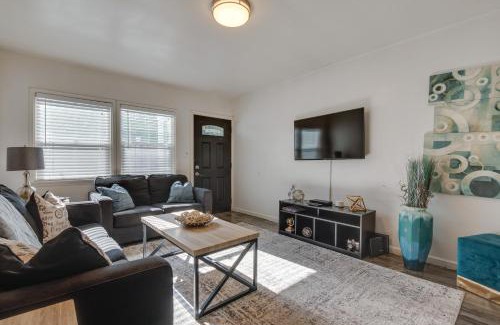 Sherman Oaks Apartamento | Van Nuys Abode with Patio, 7 Mi to Universal Studios