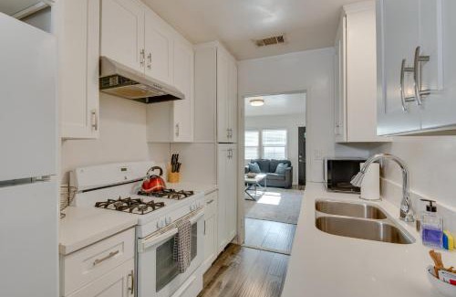 Sherman Oaks Apartamento | Van Nuys Abode with Patio, 7 Mi to Universal Studios