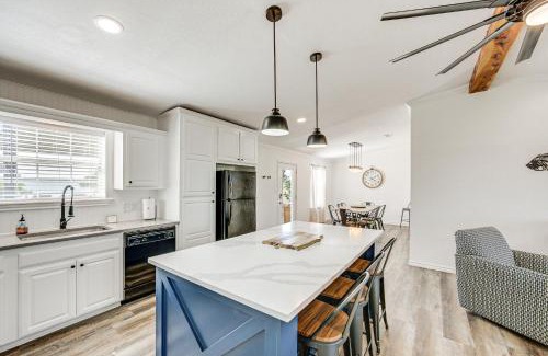 Van Casa | Van Vacation Retreat with Private 300-Acre Lake!