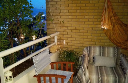 Marousi Apartamento | Ático de Vana con cómodo y relajante balcón totalmente amueblado.