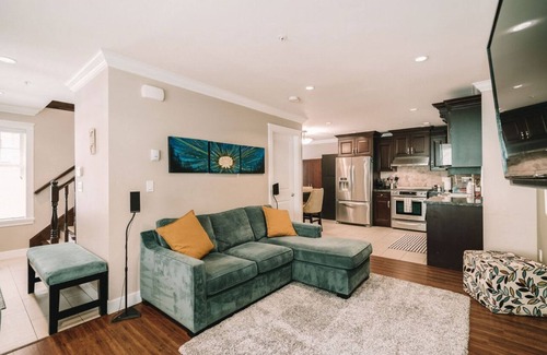 Mount Pleasant Casa | Vancouver - Beautiful and Bright 3bdrm Home