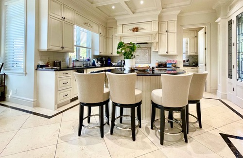 Oakridge Casa | Vancouver Luxury Guest House