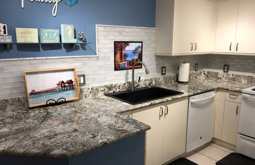 Vanderbilt Beach Condominio | Vanderbilt Beach less than a mile! Dog friendly, Tropical Paradise! 3br & WiFi!