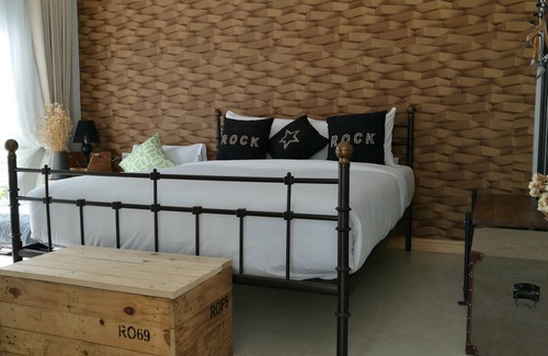 Sattahip Casa | Vanida Antique Home