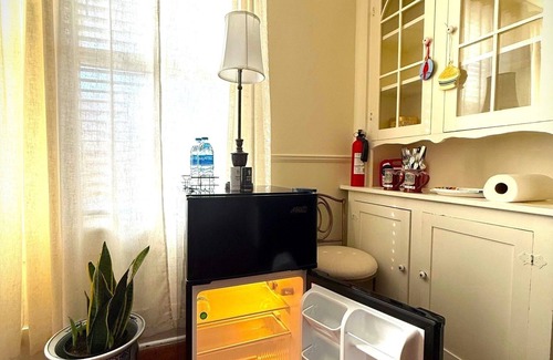 Brenham Casa | Vanilla Dream Suite at The Brenham House Steps from Downtown
