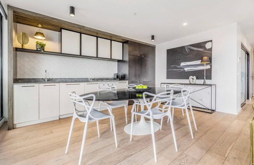 Abbotsford Condominio | Luxury 3BR Riverside Sub-Penthouse w Huge Balcony