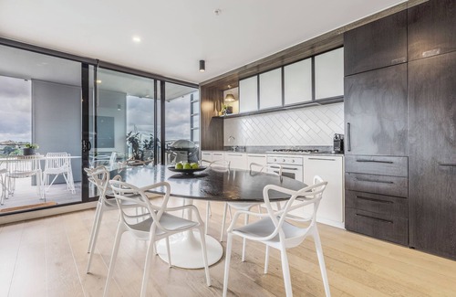 Abbotsford Condominio | Luxury 3BR Riverside Sub-Penthouse w Huge Balcony