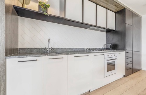 Abbotsford Condominio | Luxury 3BR Riverside Sub-Penthouse w Huge Balcony