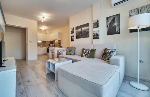Varna Apartamento | Varna South Bay - Monk Apartment
