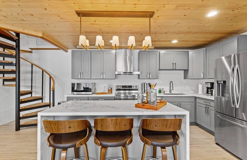 Burley Casa | Vashon Modern Beachfront Getaway: Pet & Family-Friendly with Stunning Views!