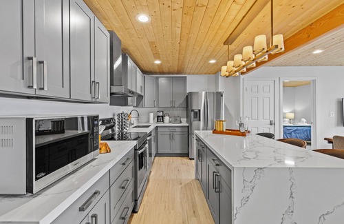 Burley Casa | Vashon Modern Beachfront Getaway: Pet & Family-Friendly with Stunning Views!