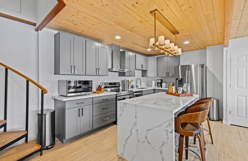 Burley Casa | Vashon Modern Beachfront Getaway: Pet & Family-Friendly with Stunning Views!