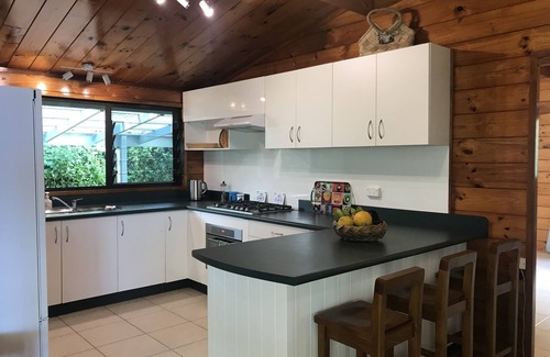 Nikao Tapere Casa | Gran casa familiar, tranquila ubicación en la ladera con vistas al Pacífico
