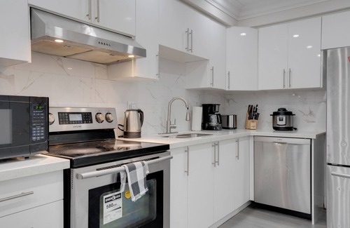 Vaughan Casa | Vaughan cozy room near Wonderland with office workspace with internet