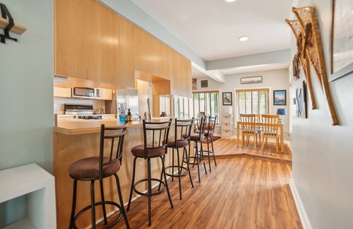 Curtis Township Casa | Vaughn Lake Escape: Autumn Colors & Tranquil Waters – Your Fall Retreat Awaits!