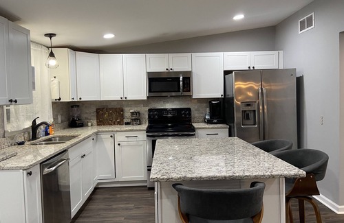 Clemson Casa | Vaulted Ceilings & Accent Windows--1 mile from CU