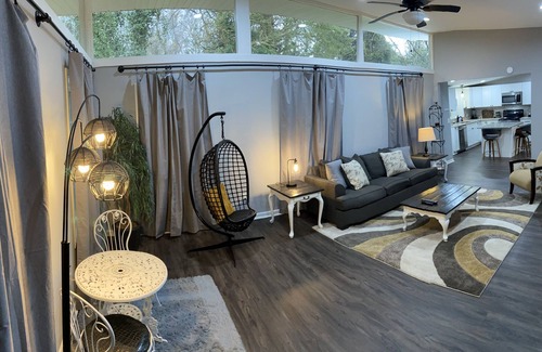 Clemson Casa | Vaulted Ceilings & Accent Windows--1 mile from CU